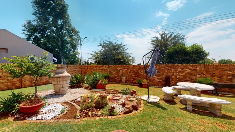 6 Bedroom Property for Sale in Van Der Hoff Park North West